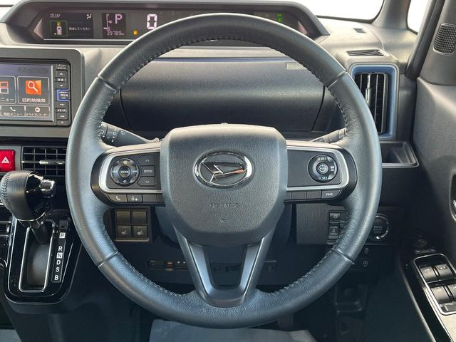 �C���e���A�ɍ��킹���f�U�C���̃X�e�A�����O�́A�^�]�������̂��Ƃ��l���A�^�]���₷���`��A�傫���ł��B�����x�A���ۂɐG���Ă��m���߂��������B