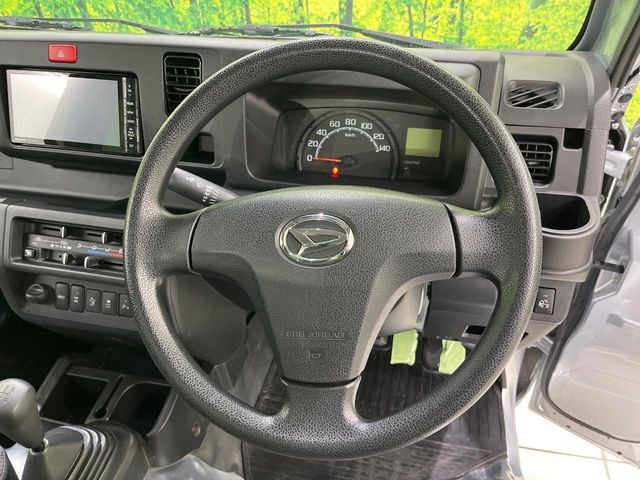 �C���e���A�ɍ��킹���f�U�C���̃X�e�A�����O�́A�^�]�������̂��Ƃ��l���A�^�]���₷���`��A�傫���ł��B�����x�A���ۂɐG���Ă��m���߂��������B