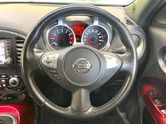 �C���e���A�ɍ��킹���f�U�C���̃X�e�A�����O�́A�^�]�������̂��Ƃ��l���A�^�]���₷���`��A�傫���ł��B�����x�A���ۂɐG���Ă��m���߂��������B