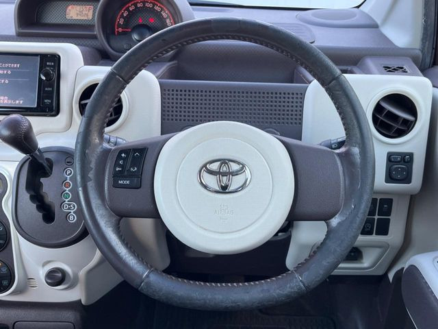 �C���e���A�ɍ��킹���f�U�C���̃X�e�A�����O�́A�^�]�������̂��Ƃ��l���A�^�]���₷���`��A�傫���ł��B�����x�A���ۂɐG���Ă��m���߂��������B