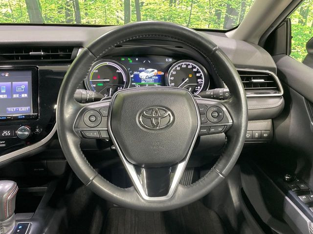 �C���e���A�ɍ��킹���f�U�C���̃X�e�A�����O�́A�^�]�������̂��Ƃ��l���A�^�]���₷���`��A�傫���ł��B�����x�A���ۂɐG���Ă��m���߂��������B