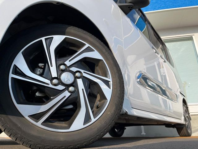 �y����15�C���`�A���~�z�C�[���z�O�ςɃ}�b�`���������A���~�z�C�[���𑕒����Ă���܂��B�e��ЊO�A���~�z�C�[����A�X�^�b�h���X�^�C�����戵�����Ă���܂��B���񂲑��k����������