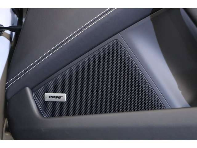 BOSE�T���E���h�T�E���h�V�X�e���𓋍ڂ��A�ԓ��S�̂ɗՏꊴ���ӂ�鉹�y�̌���񋟁B�ו��܂ŃN���A�ɋ����T�E���h���A�h���C�u�̎��Ԃ����L���ɍʂ�܂��B