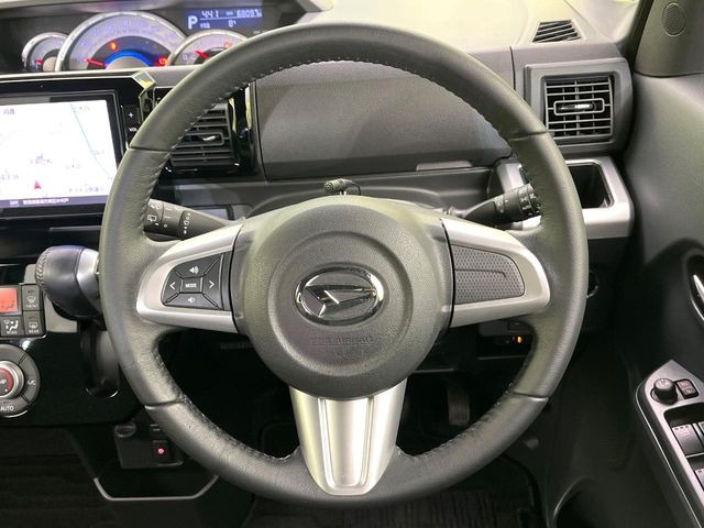 �C���e���A�ɍ��킹���f�U�C���̃X�e�A�����O�́A�^�]�������̂��Ƃ��l���A�^�]���₷���`��A�傫���ł��B�����x�A���ۂɐG���Ă��m���߂��������B