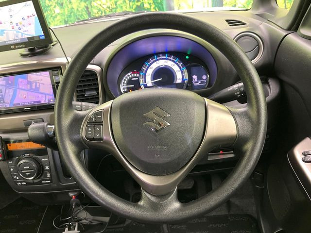 �C���e���A�ɍ��킹���f�U�C���̃X�e�A�����O�́A�^�]�������̂��Ƃ��l���A�^�]���₷���`��A�傫���ł��B�����x�A���ۂɐG���Ă��m���߂��������B