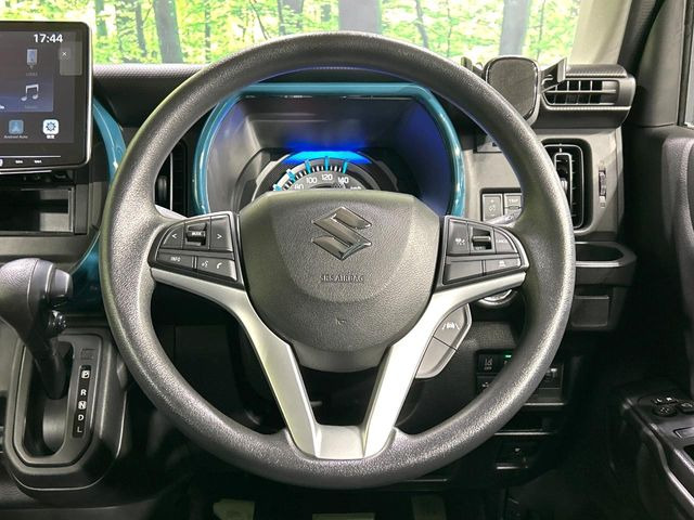 �C���e���A�ɍ��킹���f�U�C���̃X�e�A�����O�́A�^�]�������̂��Ƃ��l���A�^�]���₷���`��A�傫���ł��B�����x�A���ۂɐG���Ă��m���߂��������B