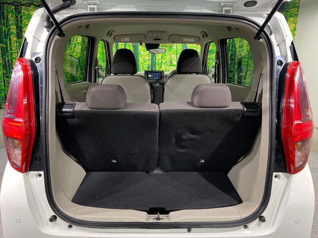 ���i�̂���������ʋ΁A���}���ɏ\���ȉ׎��X�y�[�X���m�ۂ��Ă���܂��B�Z�J���h�V�[�g��|���ƁA�傫�ȉו��̐ύڂ��\�ł���C���e���A�ɍ��킹���f�U�C���̃X�e�A�����O�́A�^�]�������̂��Ƃ��l���A�^�]����