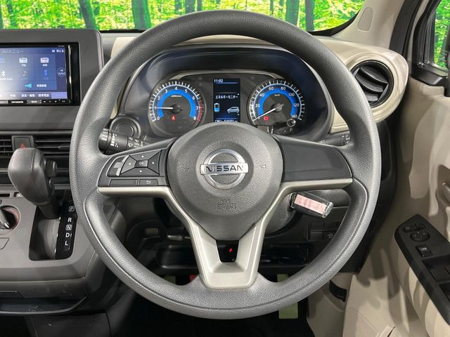 �C���e���A�ɍ��킹���f�U�C���̃X�e�A�����O�́A�^�]�������̂��Ƃ��l���A�^�]���₷���`��A�傫���ł��B�����x�A���ۂɐG���Ă��m���߂��������B