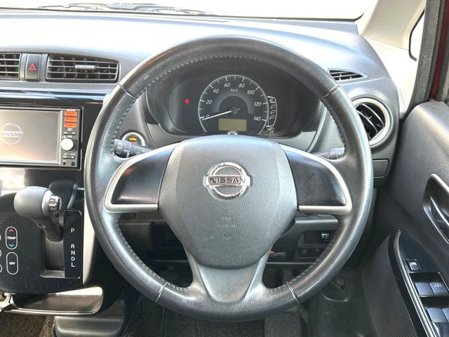 �C���e���A�ɍ��킹���f�U�C���̃X�e�A�����O�́A�^�]�������̂��Ƃ��l���A�^�]���₷���`��A�傫���ł��B�����x�A���ۂɐG���Ă��m���߂��������B