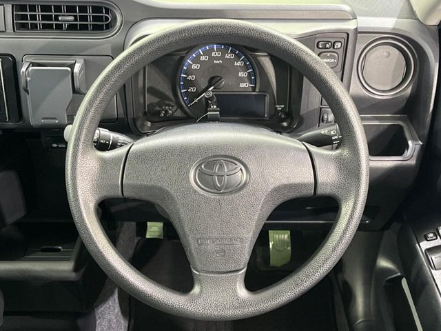 �C���e���A�ɍ��킹���f�U�C���̃X�e�A�����O�́A�^�]�������̂��Ƃ��l���A�^�]���₷���`��A�傫���ł��B�����x�A���ۂɐG���Ă��m���߂��������B