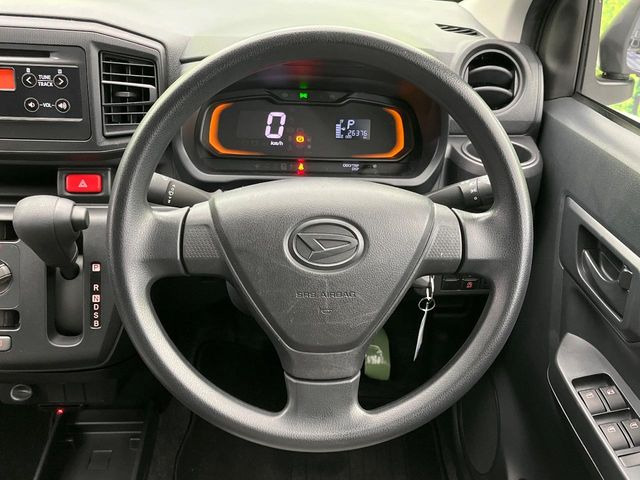 �C���e���A�ɍ��킹���f�U�C���̃X�e�A�����O�́A�^�]�������̂��Ƃ��l���A�^�]���₷���`��A�傫���ł��B�����x�A���ۂɐG���Ă��m���߂��������B