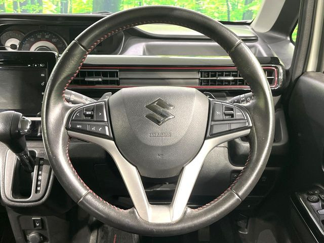 �C���e���A�ɍ��킹���f�U�C���̃X�e�A�����O�́A�^�]�������̂��Ƃ��l���A�^�]���₷���`��A�傫���ł��B�����x�A���ۂɐG���Ă��m���߂��������B