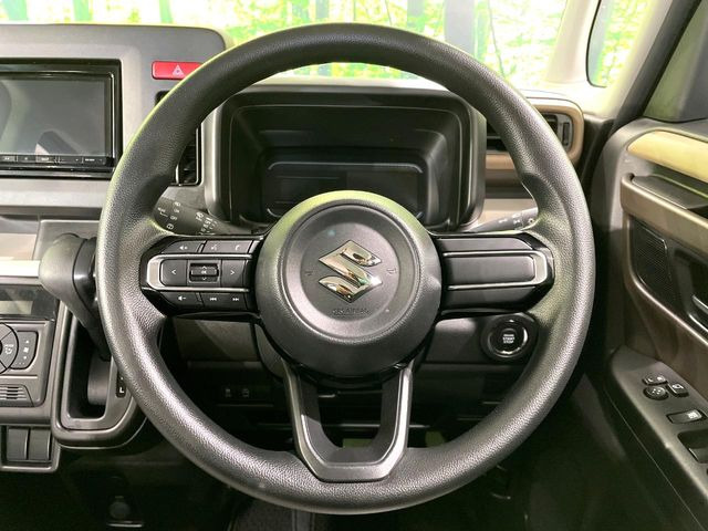 �C���e���A�ɍ��킹���f�U�C���̃X�e�A�����O�́A�^�]�������̂��Ƃ��l���A�^�]���₷���`��A�傫���ł��B�����x�A���ۂɐG���Ă��m���߂��������B