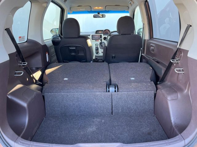 ���i�̂���������ʋ΁A���}���ɏ\���ȉ׎��X�y�[�X���m�ۂ��Ă���܂��B�Z�J���h�V�[�g��|���ƁA�傫�ȉו��̐ύڂ��\�ł���