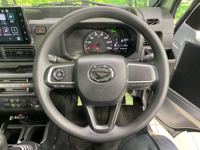 �C���e���A�ɍ��킹���f�U�C���̃X�e�A�����O�́A�^�]�������̂��Ƃ��l���A�^�]���₷���`��A�傫���ł��B�����x�A���ۂɐG���Ă��m���߂��������B