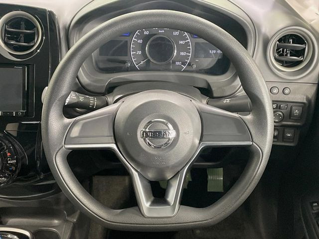 �C���e���A�ɍ��킹���f�U�C���̃X�e�A�����O�́A�^�]�������̂��Ƃ��l���A�^�]���₷���`��A�傫���ł��B�����x�A���ۂɐG���Ă��m���߂��������B