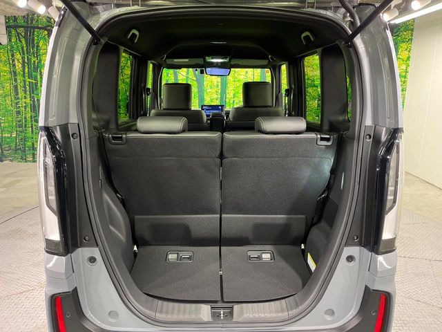 ���i�̂���������ʋ΁A���}���ɏ\���ȉ׎��X�y�[�X���m�ۂ��Ă���܂��B�Z�J���h�V�[�g��|���ƁA�傫�ȉו��̐ύڂ��\�ł���