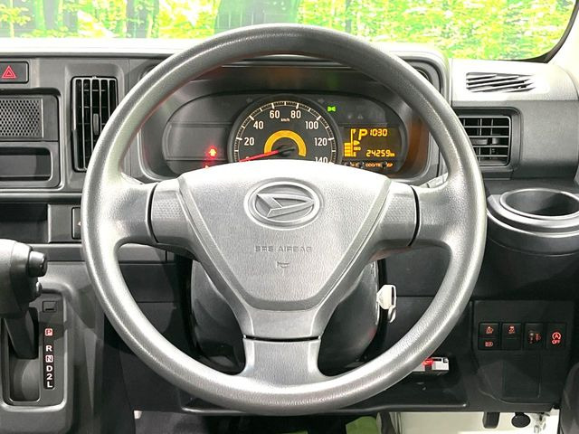 �C���e���A�ɍ��킹���f�U�C���̃X�e�A�����O�́A�^�]�������̂��Ƃ��l���A�^�]���₷���`��A�傫���ł��B�����x�A���ۂɐG���Ă��m���߂��������B