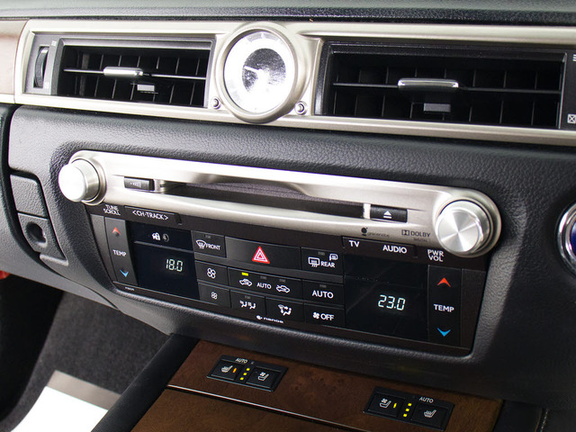 CD�͂������̎��ADVD�Đ����\�ł��B�t���Z�O�n�f�W�ɂ��Ή��������Bluetooth�ɂ��Ή����Ă���܂�