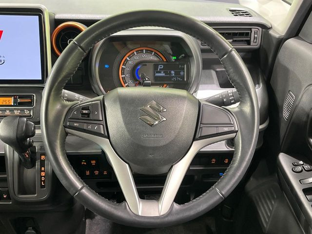 �C���e���A�ɍ��킹���f�U�C���̃X�e�A�����O�́A�^�]�������̂��Ƃ��l���A�^�]���₷���`��A�傫���ł��B�����x�A���ۂɐG���Ă��m���߂��������B