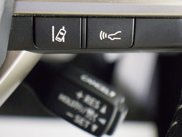 �Փˉ���x���^�v���N���b�V���Z�[�t�e�B�V�X�e�� �O���ɏo��������Q���ɑ΂��x��𔭂��A�h���C�o�[�Ɍx���B�����Ƀu���[�L�A�V�X�g�ɂ��Փˉ���Ƒ��x���y�����܂��B