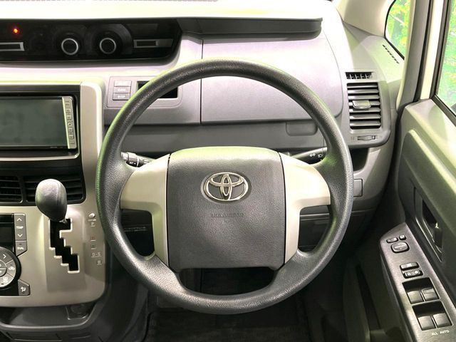 �C���e���A�ɍ��킹���f�U�C���̃X�e�A�����O�́A�^�]�������̂��Ƃ��l���A�^�]���₷���`��A�傫���ł��B�����x�A���ۂɐG���Ă��m���߂��������B