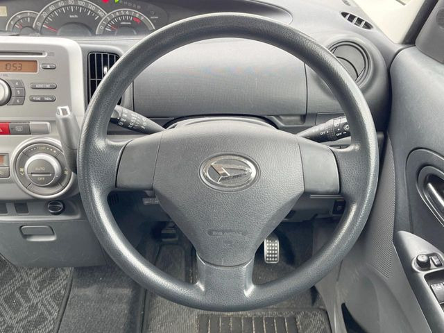 �C���e���A�ɍ��킹���f�U�C���̃X�e�A�����O�́A�^�]�������̂��Ƃ��l���A�^�]���₷���`��A�傫���ł��B�����x�A���ۂɐG���Ă��m���߂��������B