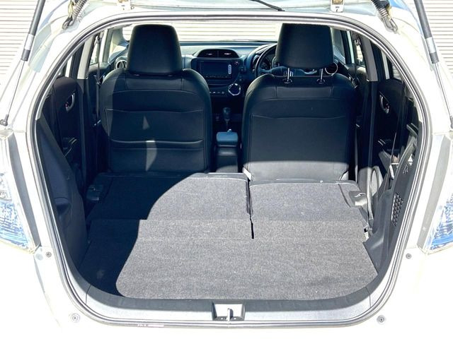 ���i�̂���������ʋ΁A���}���ɏ\���ȉ׎��X�y�[�X���m�ۂ��Ă���܂��B�Z�J���h�V�[�g��|���ƁA�傫�ȉו��̐ύڂ��\�ł���