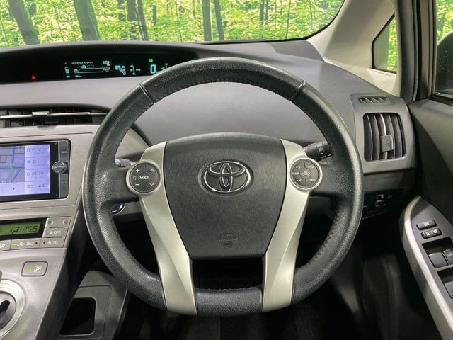 �C���e���A�ɍ��킹���f�U�C���̃X�e�A�����O�́A�^�]�������̂��Ƃ��l���A�^�]���₷���`��A�傫���ł��B�����x�A���ۂɐG���Ă��m���߂��������B