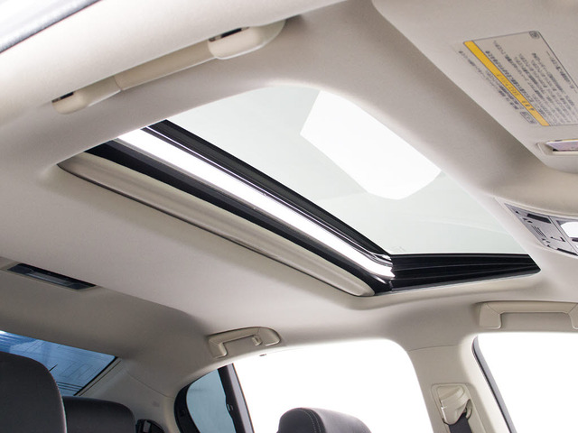 �l�C�����̃T�����[�t���t���Ă��܂�!�㉺�`���g�ɑO��X���C�h�@�\���t���Ă��܂��̂ŁA�l�X�ȃh���C�u�V�[���Ŋ��􂵂Ă���܂�!!�J��������ԓ���Ԃ͋C�����������ł���!����̊����Ă݂ĉ�����!