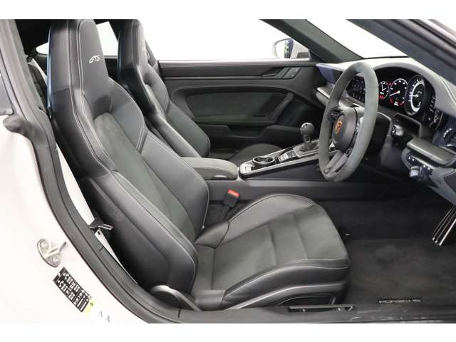 �u���b�N�̃n�[�t���U�[�C���e���A�������o���A�㎿�ŗ���������������ԁB�X�|�[�e�B���Ɖ��K���𒚔J�ɗ������A���s�������L���銽�т�Â��ɐ[�߂܂��B