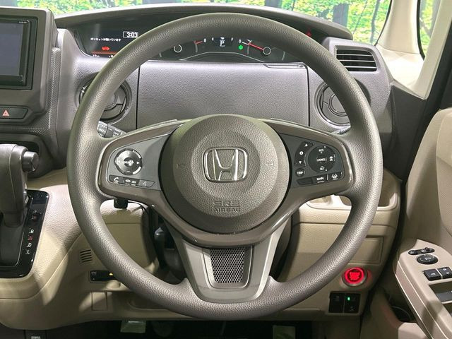 �C���e���A�ɍ��킹���f�U�C���̃X�e�A�����O�́A�^�]�������̂��Ƃ��l���A�^�]���₷���`��A�傫���ł��B�����x�A���ۂɐG���Ă��m���߂��������B