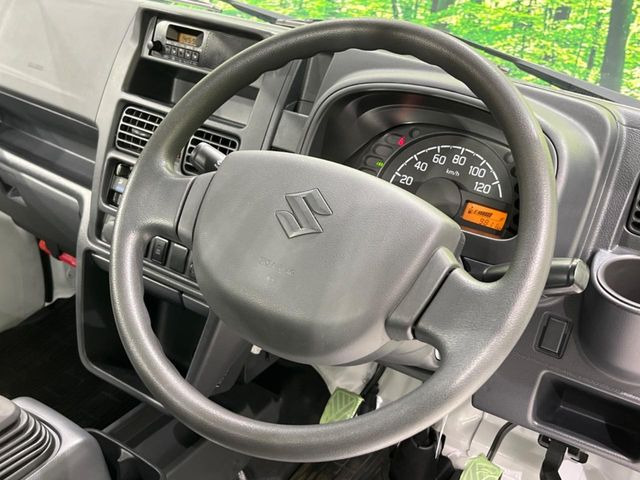 �C���e���A�ɍ��킹���f�U�C���̃X�e�A�����O�́A�^�]�������̂��Ƃ��l���A�^�]���₷���`��A�傫���ł��B�����x�A���ۂɐG���Ă��m���߂��������B