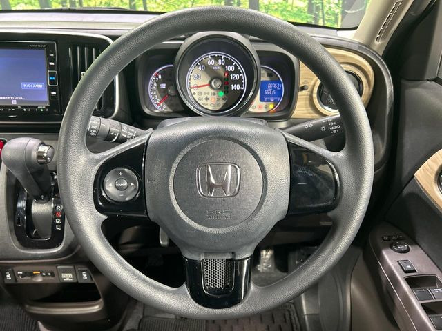 �C���e���A�ɍ��킹���f�U�C���̃X�e�A�����O�́A�^�]�������̂��Ƃ��l���A�^�]���₷���`��A�傫���ł��B�����x�A���ۂɐG���Ă��m���߂��������B