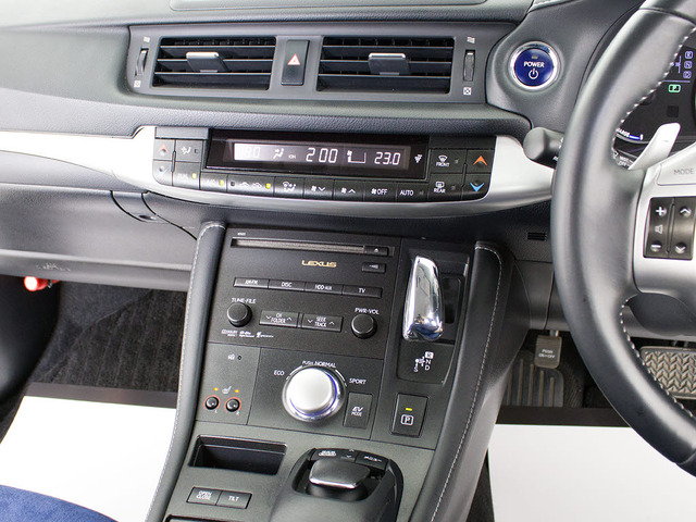 CD�͂������̎��ADVD�Đ����\�ł��B�t���Z�O�n�f�W�ɂ��Ή��������Bluetooth�ɂ��Ή����Ă���܂�