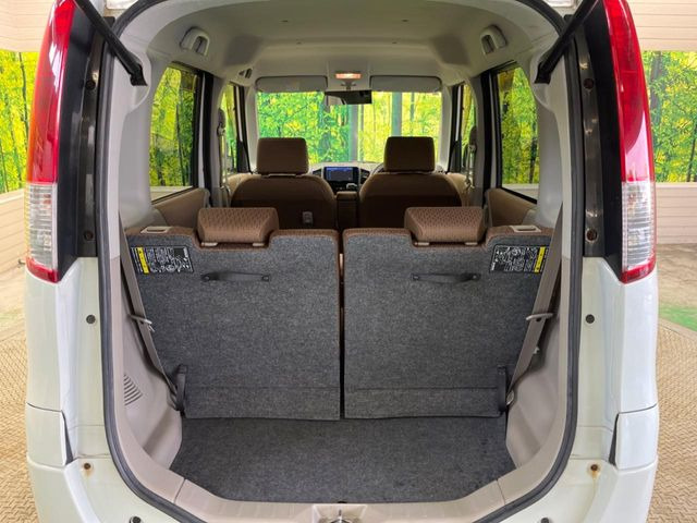 ���i�̂���������ʋ΁A���}���ɏ\���ȉ׎��X�y�[�X���m�ۂ��Ă���܂��B�Z�J���h�V�[�g��|���ƁA�傫�ȉו��̐ύڂ��\�ł���