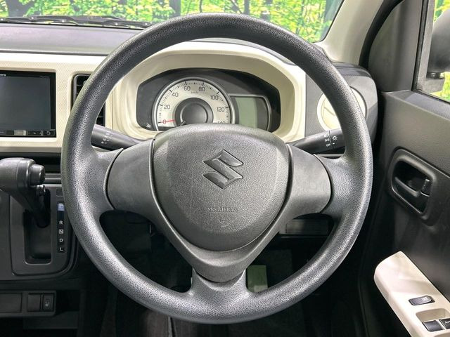 �C���e���A�ɍ��킹���f�U�C���̃X�e�A�����O�́A�^�]�������̂��Ƃ��l���A�^�]���₷���`��A�傫���ł��B�����x�A���ۂɐG���Ă��m���߂��������B