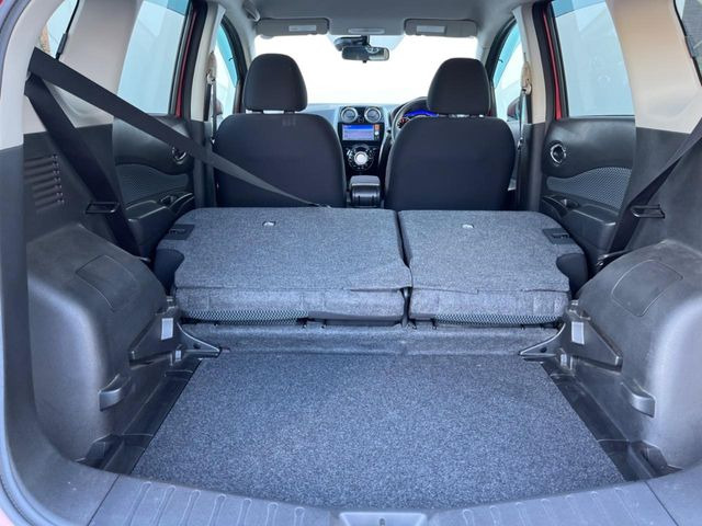 ���i�̂���������ʋ΁A���}���ɏ\���ȉ׎��X�y�[�X���m�ۂ��Ă���܂��B�Z�J���h�V�[�g��|���ƁA�傫�ȉו��̐ύڂ��\�ł���