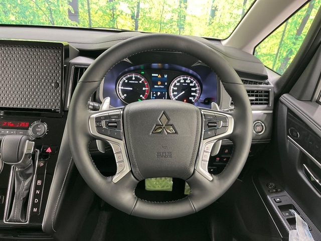 �C���e���A�ɍ��킹���f�U�C���̃X�e�A�����O�́A�^�]�������̂��Ƃ��l���A�^�]���₷���`��A�傫���ł��B�����x�A���ۂɐG���Ă��m���߂��������B