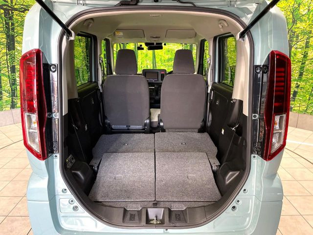 ���i�̂���������ʋ΁A���}���ɏ\���ȉ׎��X�y�[�X���m�ۂ��Ă���܂��B�Z�J���h�V�[�g��|���ƁA�傫�ȉו��̐ύڂ��\�ł���