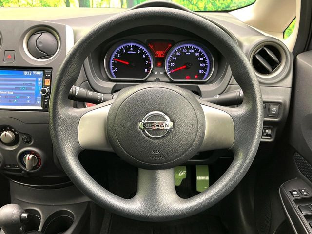 �C���e���A�ɍ��킹���f�U�C���̃X�e�A�����O�́A�^�]�������̂��Ƃ��l���A�^�]���₷���`��A�傫���ł��B�����x�A���ۂɐG���Ă��m���߂��������B