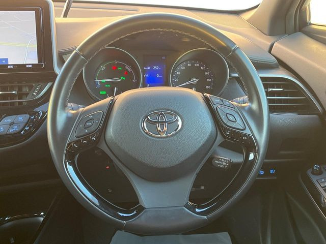 �C���e���A�ɍ��킹���f�U�C���̃X�e�A�����O�́A�^�]�������̂��Ƃ��l���A�^�]���₷���`��A�傫���ł��B�����x�A���ۂɐG���Ă��m���߂��������B