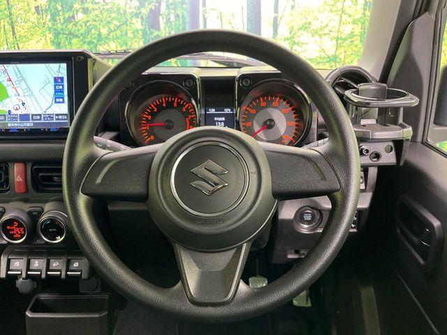 �C���e���A�ɍ��킹���f�U�C���̃X�e�A�����O�́A�^�]�������̂��Ƃ��l���A�^�]���₷���`��A�傫���ł��B�����x�A���ۂɐG���Ă��m���߂��������B