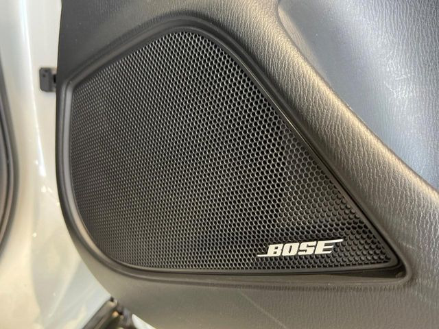 【BOSEサウンドシステム】メーカーオプションの高品位サウンドシステムを搭載。専用のチューニングが施された大小様々なスピーカーから良質なサウンドが奏でられ、臨場感あふれる音響空間を演出します。