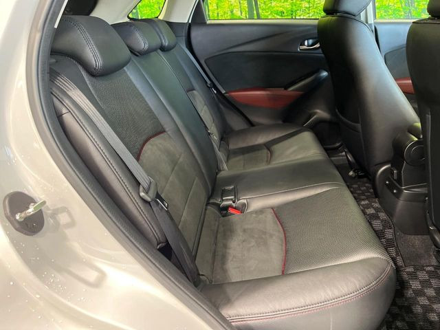 後部座席も気になるようなキズ・汚れやへたり等、大きなダメージはなく、良好な状態です。