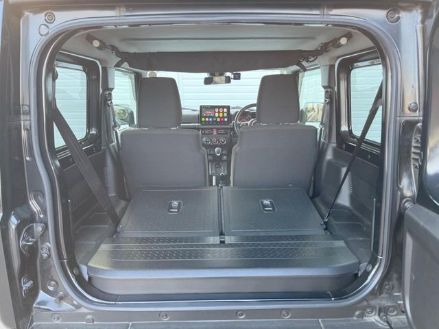 ���i�̂���������ʋ΁A���}���ɏ\���ȉ׎��X�y�[�X���m�ۂ��Ă���܂��B�Z�J���h�V�[�g��|���ƁA�傫�ȉו��̐ύڂ��\�ł���