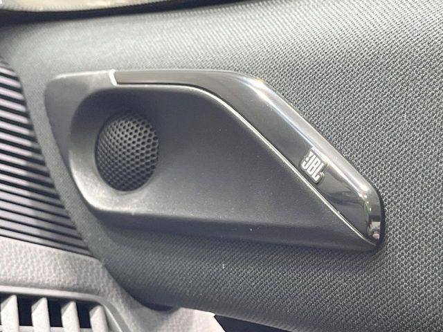 �yJBL�T�E���h�V�X�e���z���[�J�[�I�v�V�����̍��i�ʃT�E���h�V�X�e���𓋍ځB��p�̃`���[�j���O���{���ꂽ�召�l�X�ȃX�s�[�J�[����ǎ��ȃT�E���h���t�ł��A�Տꊴ���ӂ�鉹����Ԃ����o���܂��B