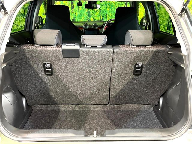 ���i�̂���������ʋ΁A���}���ɏ\���ȉ׎��X�y�[�X���m�ۂ��Ă���܂��B�Z�J���h�V�[�g��|���ƁA�傫�ȉו��̐ύڂ��\�ł���