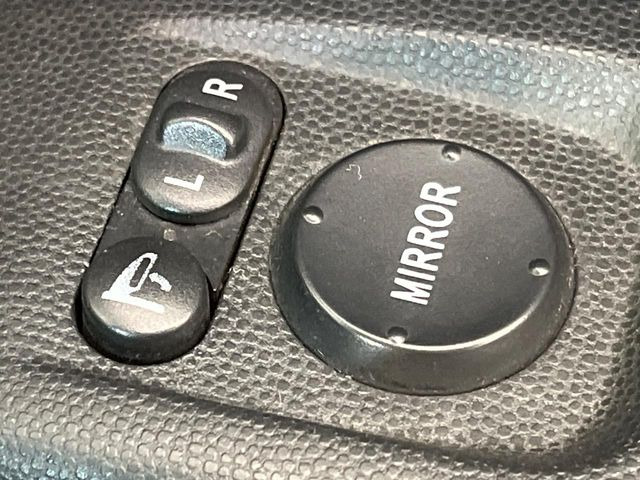 �y�d���i�[�~���[�z�T�C�h�~���[�͓d���i�[���ƂȂ��Ă���A�������ԏ�ł��L�Y�������X�N��}�����܂��B