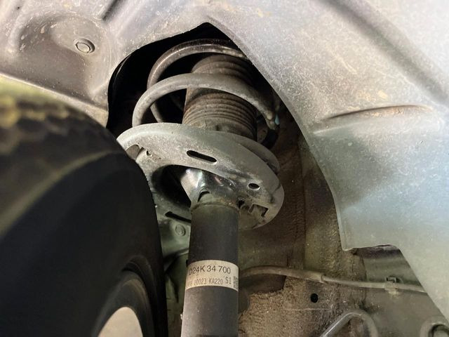 お車を安心してお乗りいただく為には、足回りの定期点検が欠かせません。サービスサポート(有償保証)では無料点検もご提供しており、安心のカーライフをお過ごしいただけるサポート体制が整っています。